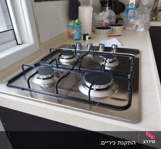 כיריים גז במטבח עם כלים מסביב